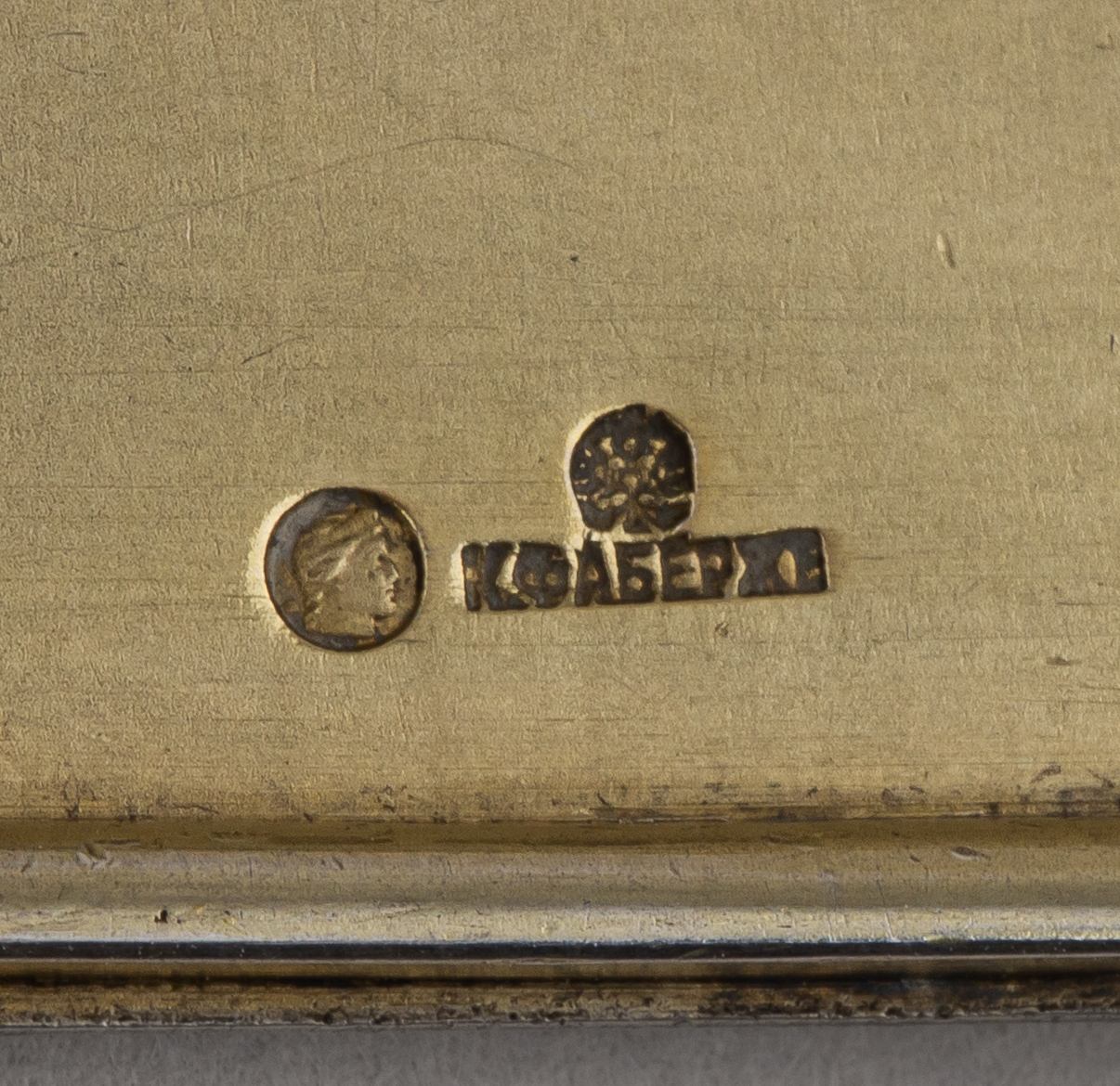 (Фаберже) Портсигар инкрустированный медалями на 10-летие бракосочетания. Москва, фирма «Фаберже», 1916 г.