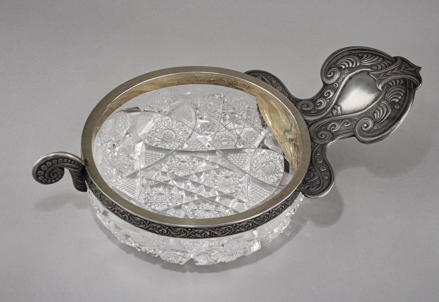 (С экспертизой) Ковш в серебряной оправе.
Россия, Санкт-Петербург, Императорский стеклянный завод, мастер-монограммист «ВЮ», 1908-1917 гг.