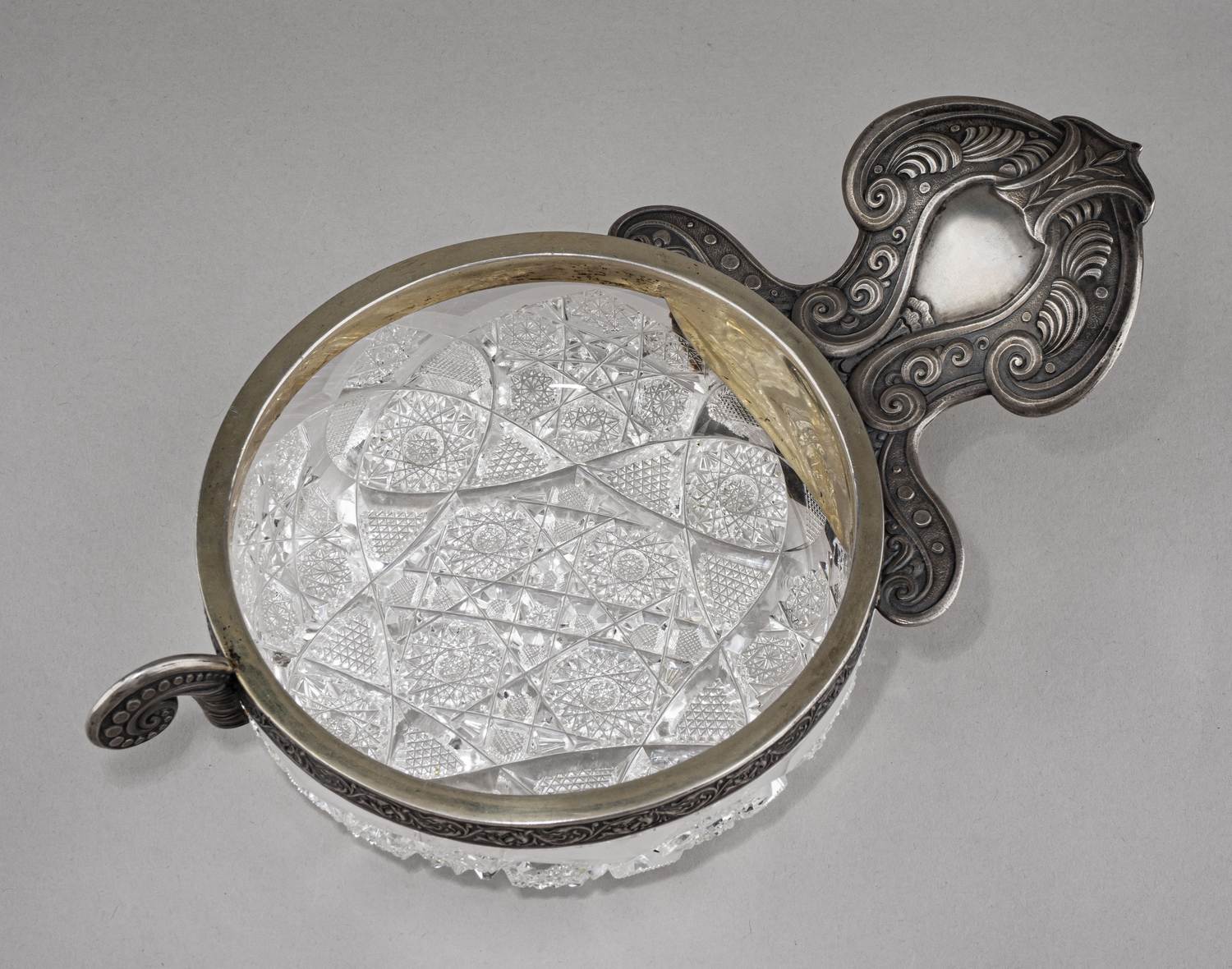 (С экспертизой) Ковш в серебряной оправе.
Россия, Санкт-Петербург, Императорский стеклянный завод, мастер-монограммист «ВЮ», 1908-1917 гг.