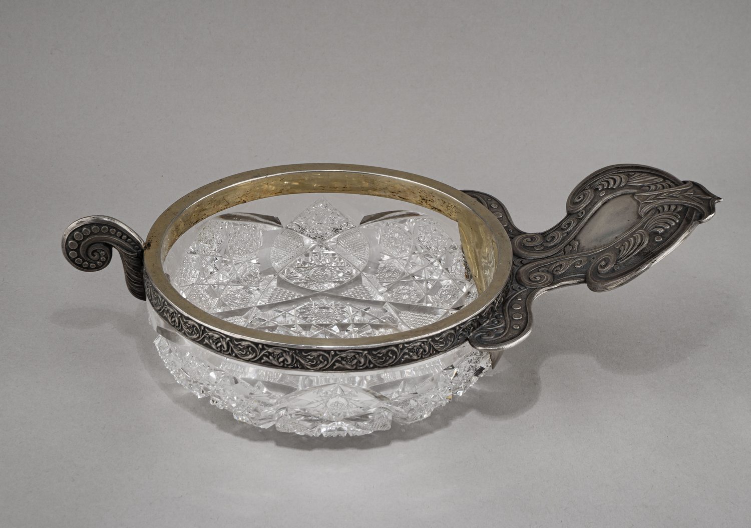 (С экспертизой) Ковш в серебряной оправе.
Россия, Санкт-Петербург, Императорский стеклянный завод, мастер-монограммист «ВЮ», 1908-1917 гг.