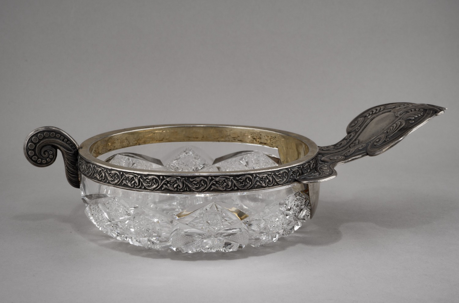 (С экспертизой) Ковш в серебряной оправе.
Россия, Санкт-Петербург, Императорский стеклянный завод, мастер-монограммист «ВЮ», 1908-1917 гг.