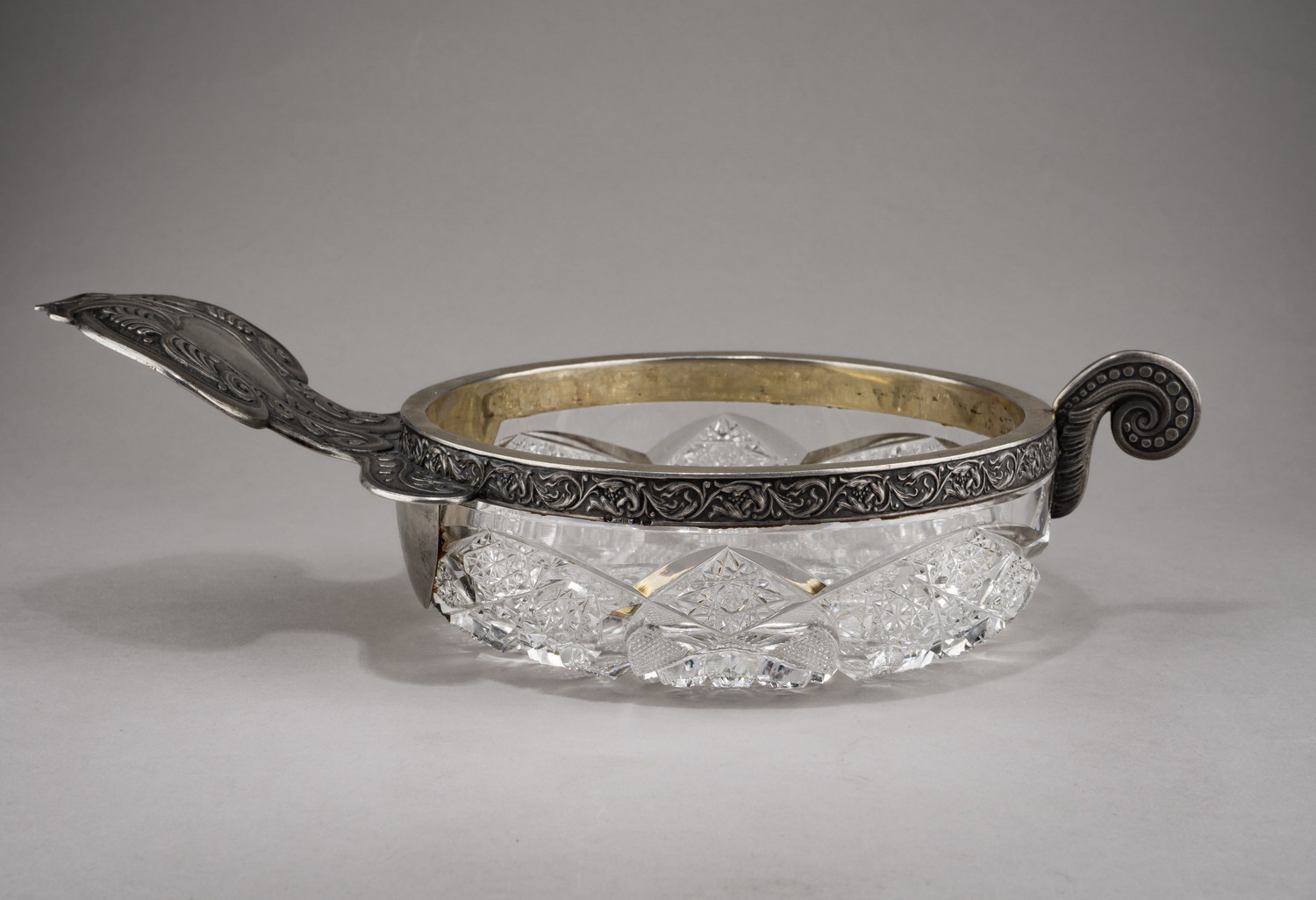 (С экспертизой) Ковш в серебряной оправе.
Россия, Санкт-Петербург, Императорский стеклянный завод, мастер-монограммист «ВЮ», 1908-1917 гг.