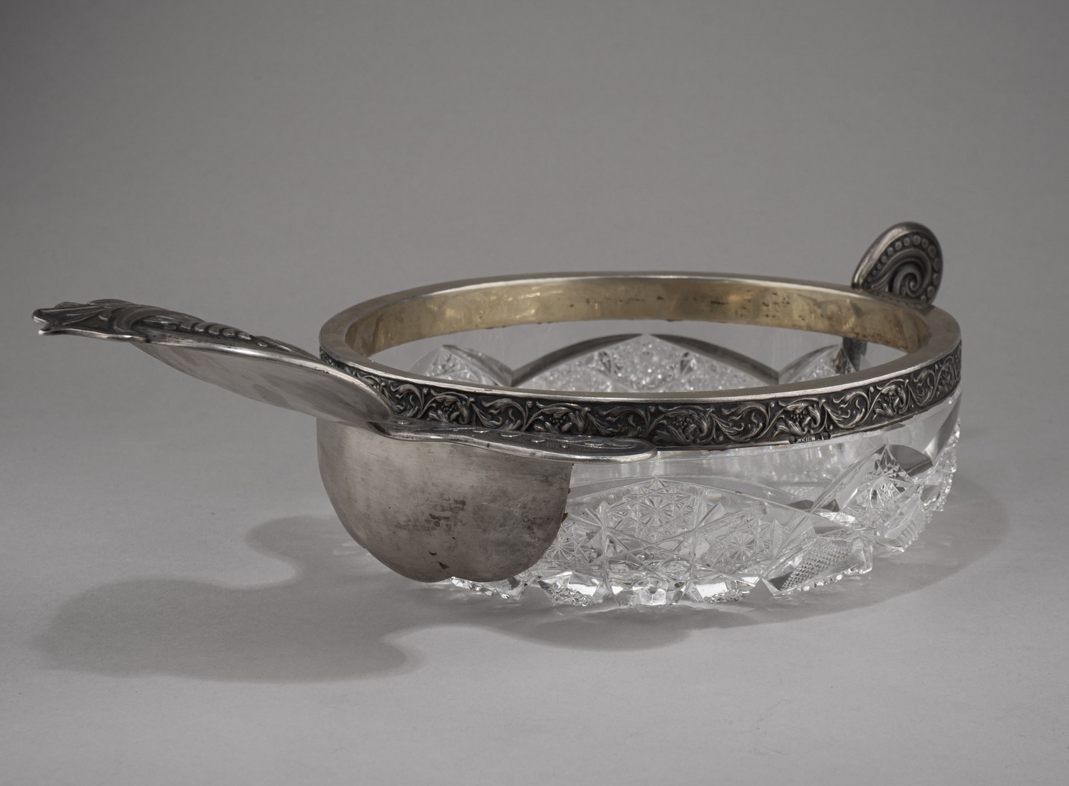 (С экспертизой) Ковш в серебряной оправе.
Россия, Санкт-Петербург, Императорский стеклянный завод, мастер-монограммист «ВЮ», 1908-1917 гг.