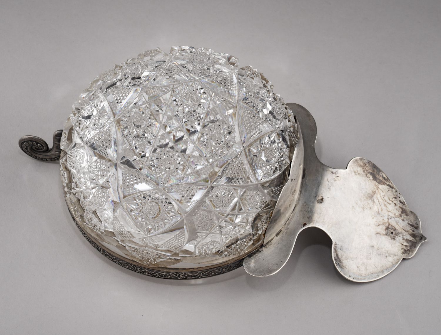 (С экспертизой) Ковш в серебряной оправе.
Россия, Санкт-Петербург, Императорский стеклянный завод, мастер-монограммист «ВЮ», 1908-1917 гг.