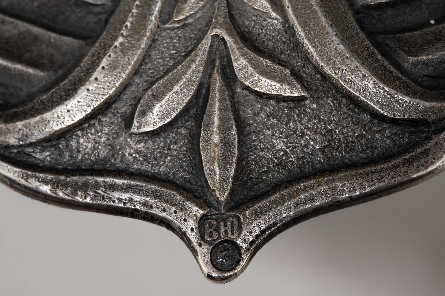 (С экспертизой) Ковш в серебряной оправе.
Россия, Санкт-Петербург, Императорский стеклянный завод, мастер-монограммист «ВЮ», 1908-1917 гг.