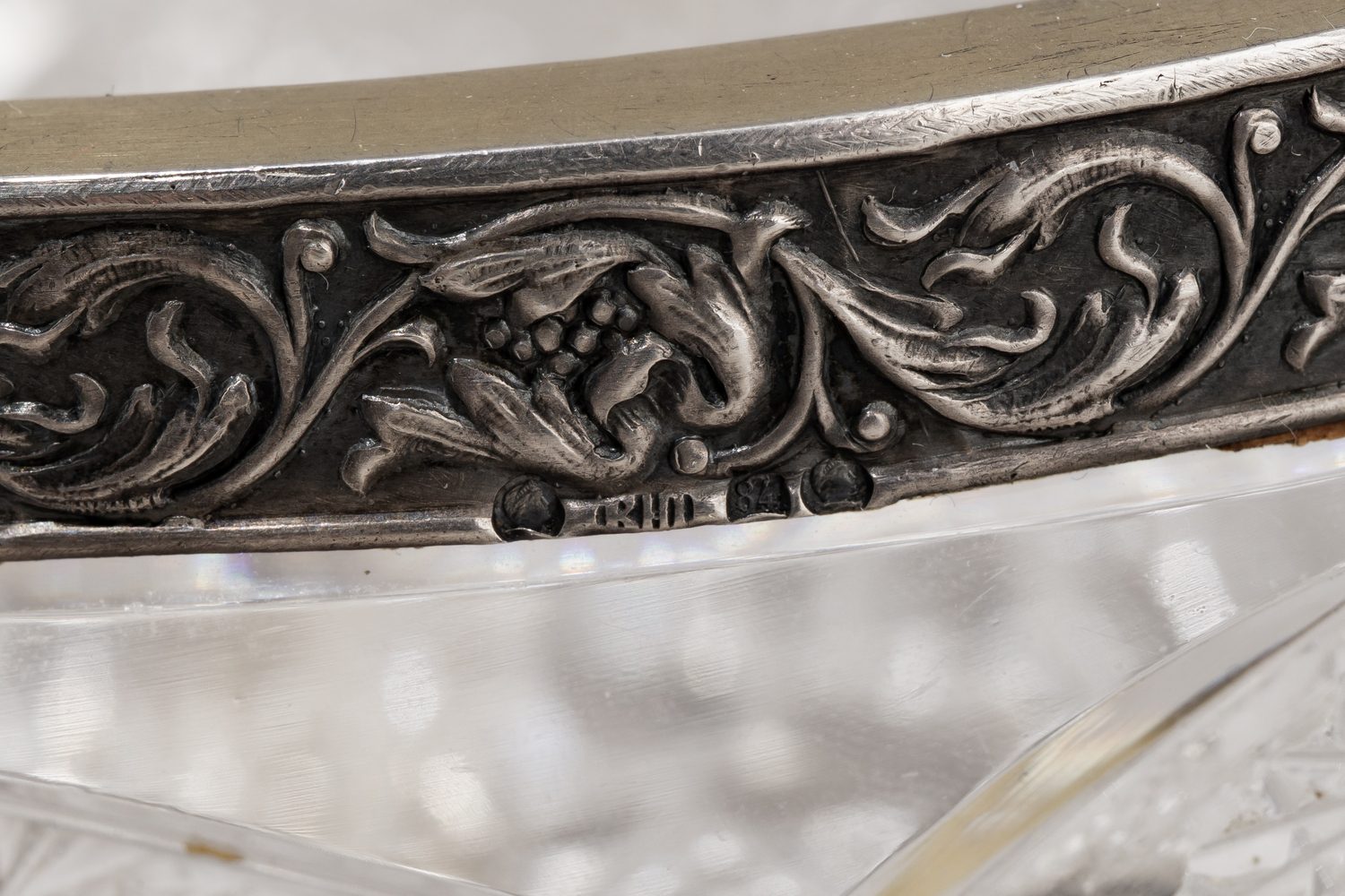 (С экспертизой) Ковш в серебряной оправе.
Россия, Санкт-Петербург, Императорский стеклянный завод, мастер-монограммист «ВЮ», 1908-1917 гг.