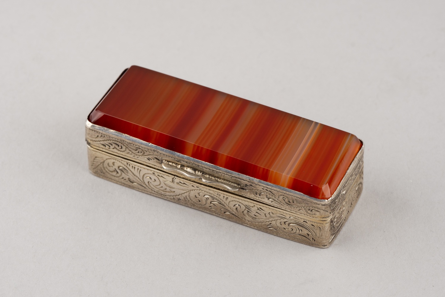 Табакерка «агатовая».
Российская империя, Вильнюс, мастер – Липман М., 1878.