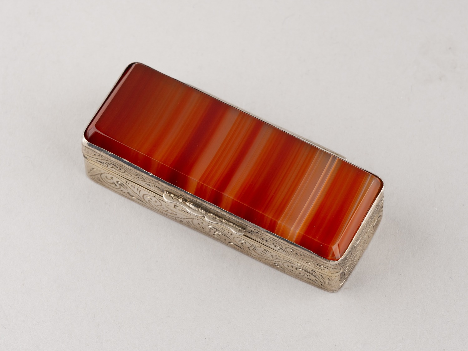 Табакерка «агатовая».
Российская империя, Вильнюс, мастер – Липман М., 1878.