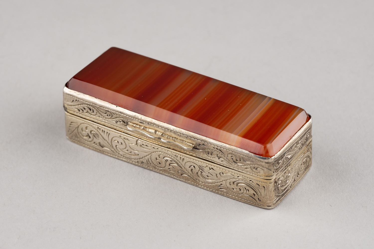Табакерка «агатовая».
Российская империя, Вильнюс, мастер – Липман М., 1878.