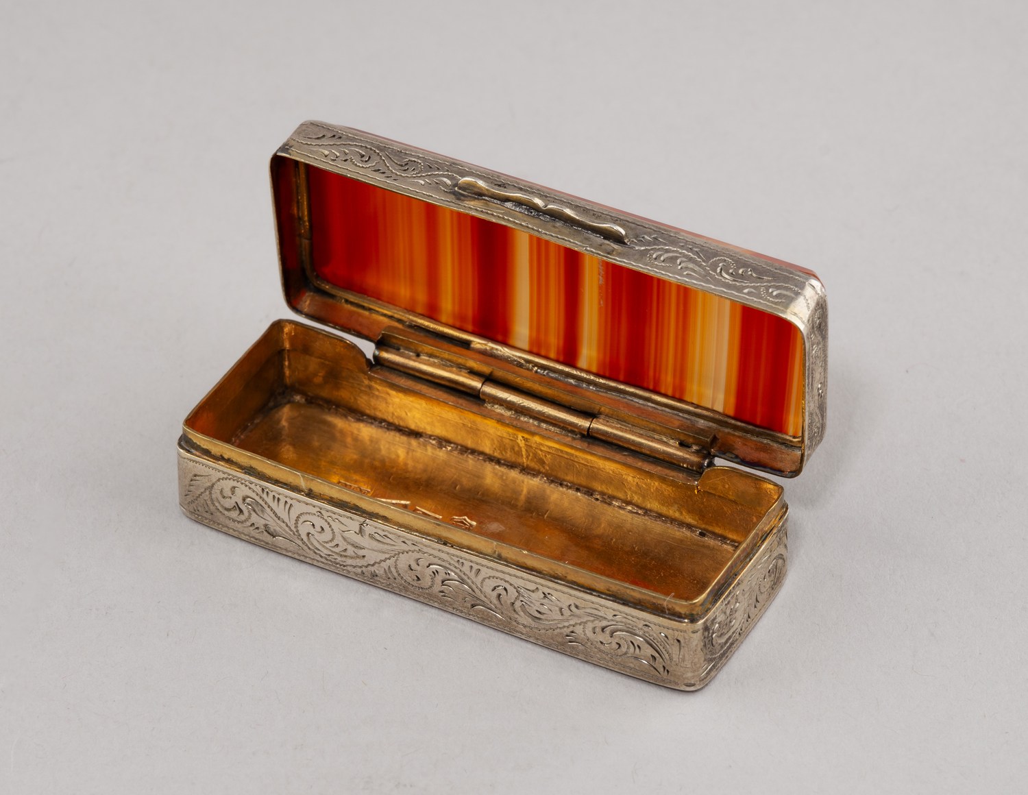 Табакерка «агатовая».
Российская империя, Вильнюс, мастер – Липман М., 1878.