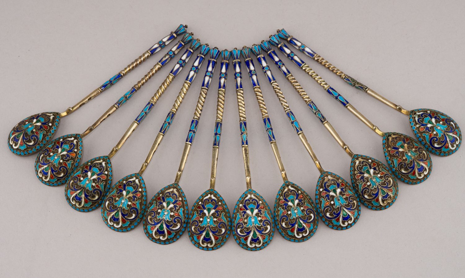 Набор из двенадцати ложечек с эмалью по скани. В старинном футляре.
Россия, Москва, мастер – Николай Зверев, 1899–1914 годы.