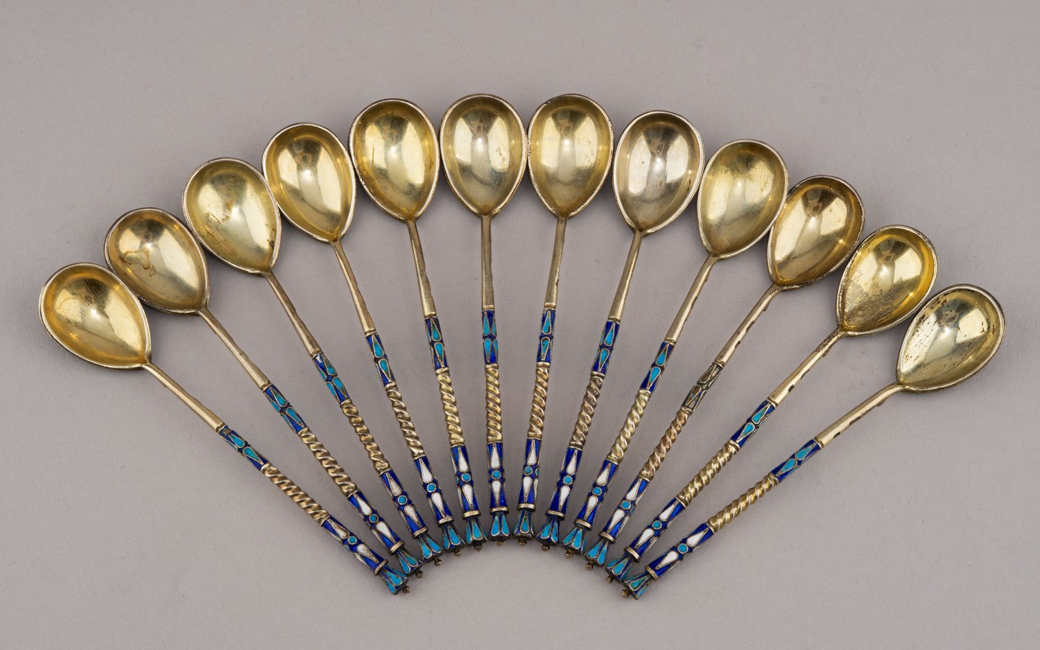 Набор из двенадцати ложечек с эмалью по скани. В старинном футляре.
Россия, Москва, мастер – Николай Зверев, 1899–1914 годы.