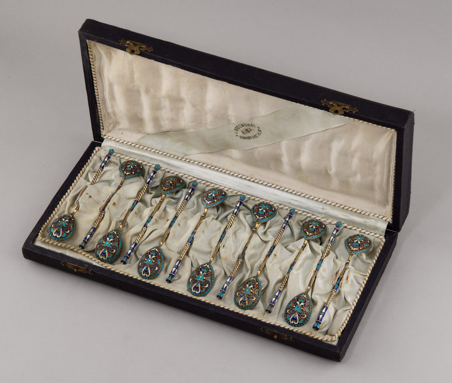 Набор из двенадцати ложечек с эмалью по скани. В старинном футляре.
Россия, Москва, мастер – Николай Зверев, 1899–1914 годы.