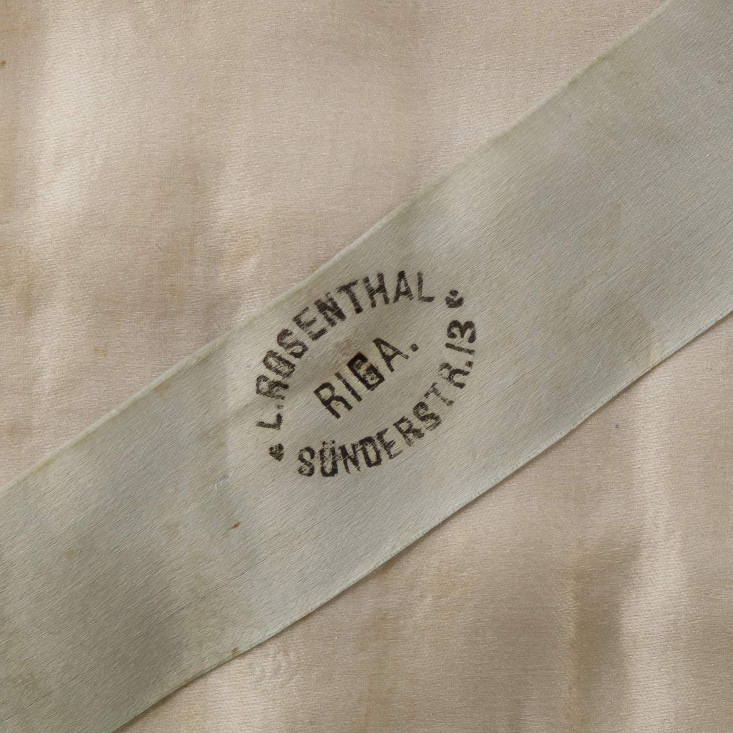 Набор из двенадцати ложечек с эмалью по скани. В старинном футляре.
Россия, Москва, мастер – Николай Зверев, 1899–1914 годы.