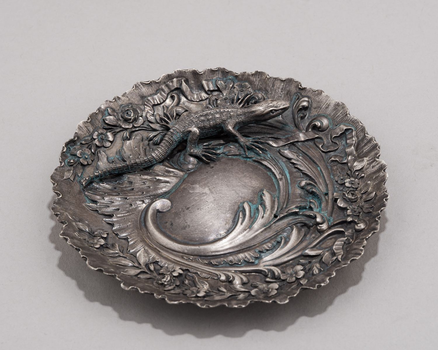 Пепельница в стиле модерн с ящерицей.
Россия(?), конец XIX – начало XX века.