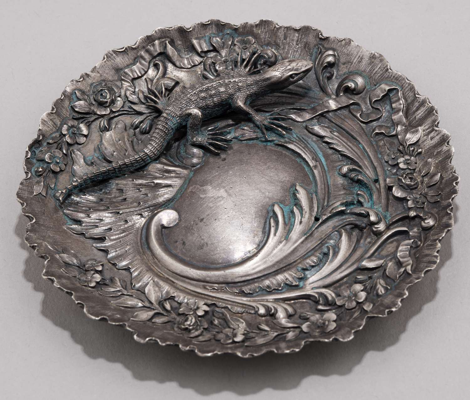 Пепельница в стиле модерн с ящерицей.
Россия(?), конец XIX – начало XX века.