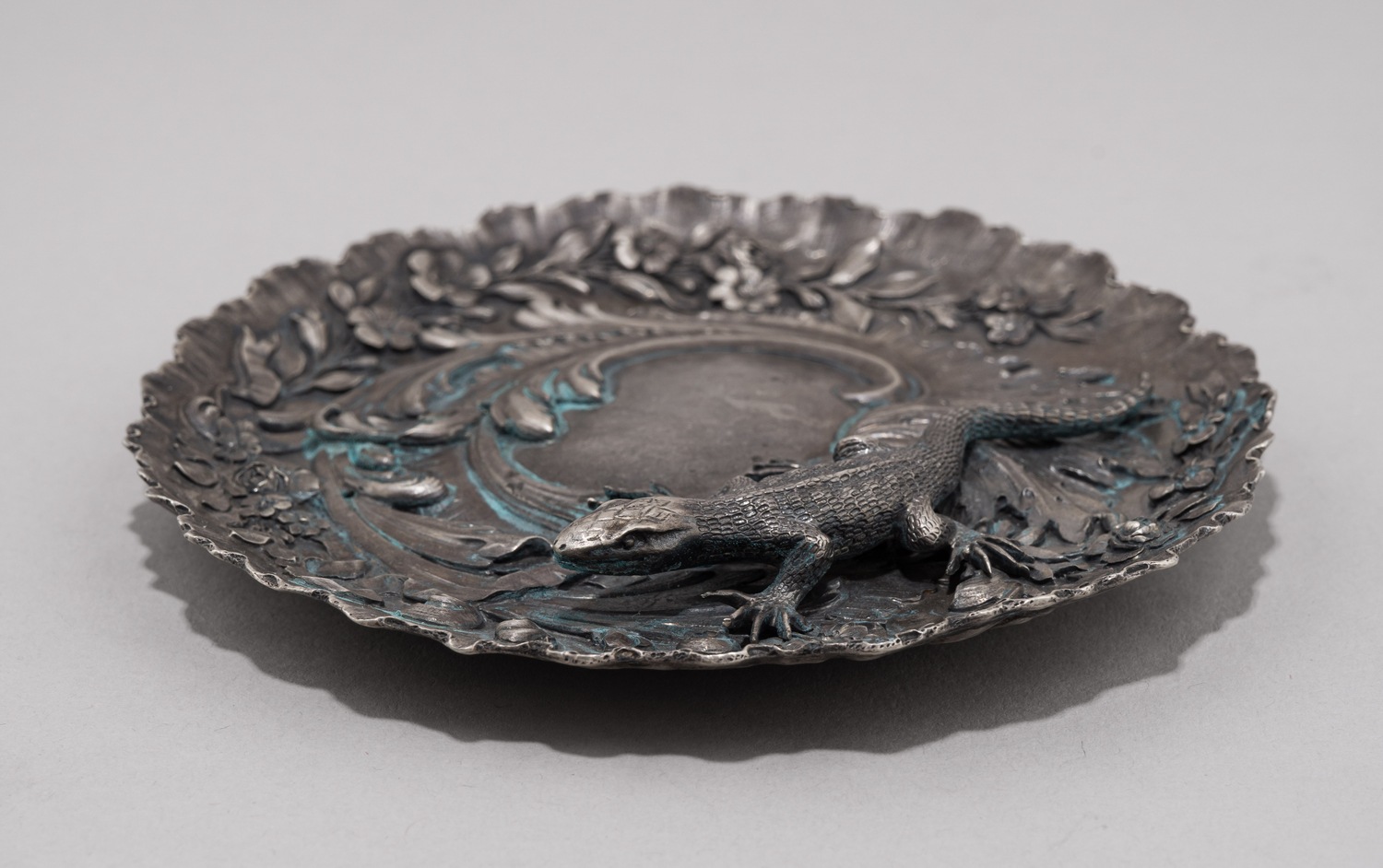 Пепельница в стиле модерн с ящерицей.
Россия(?), конец XIX – начало XX века.