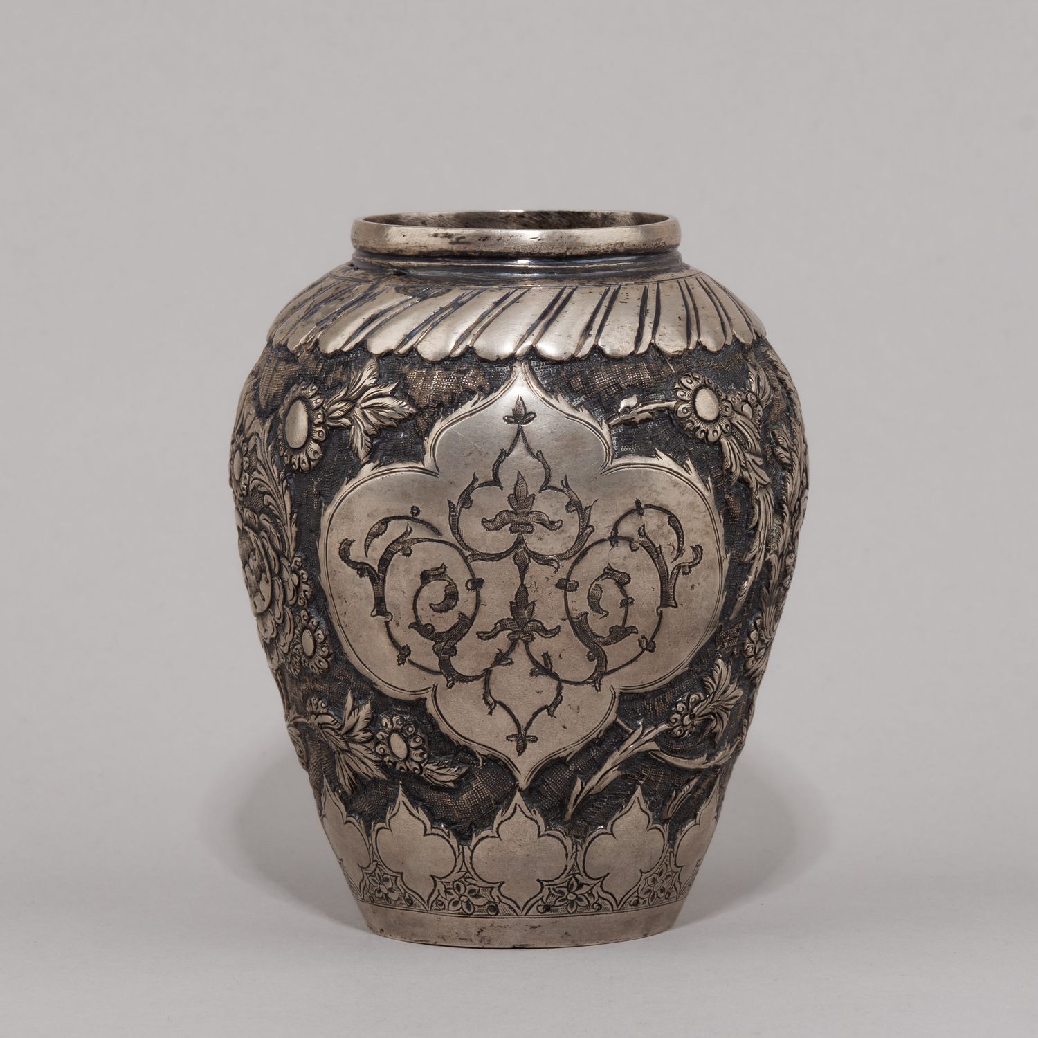 Вазочка с флоральным декором. 
Индия(?), XIX век.