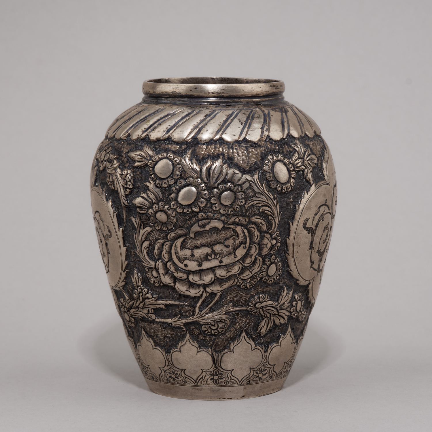 Вазочка с флоральным декором. 
Индия(?), XIX век.