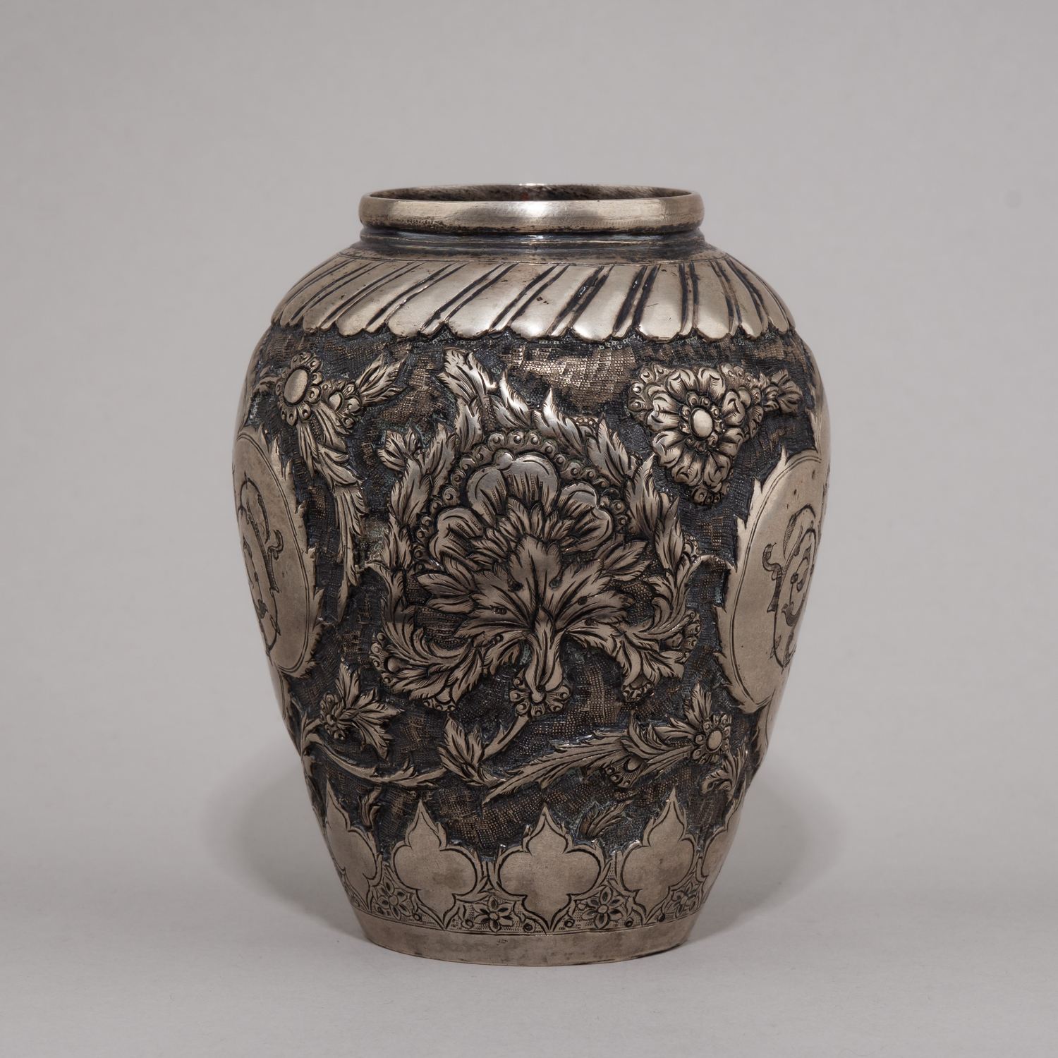 Вазочка с флоральным декором. 
Индия(?), XIX век.