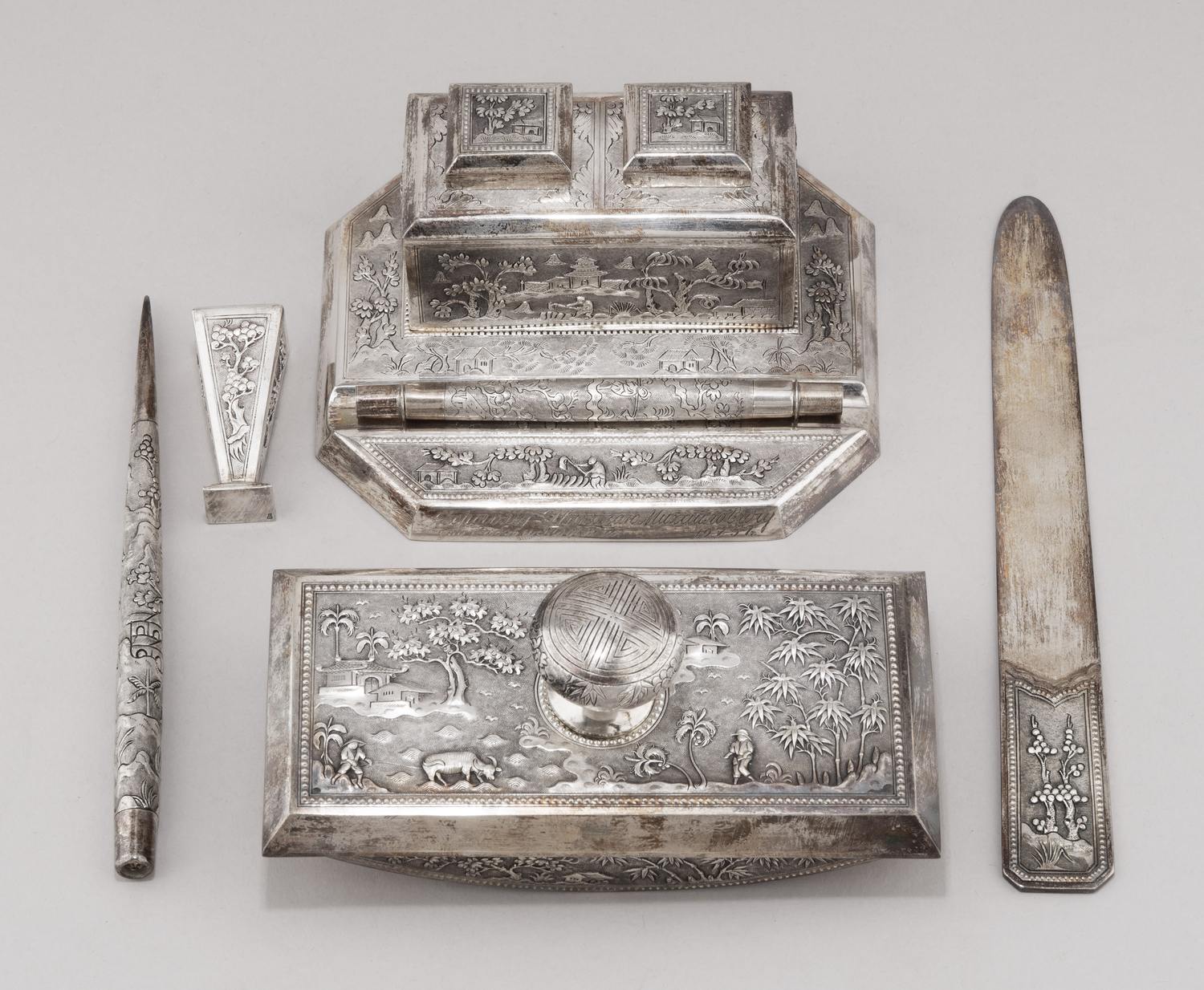 (Из собрания семьи Шверника Николая Михайловича) Письменный набор в футляре, Вьетнам. 1957 год.