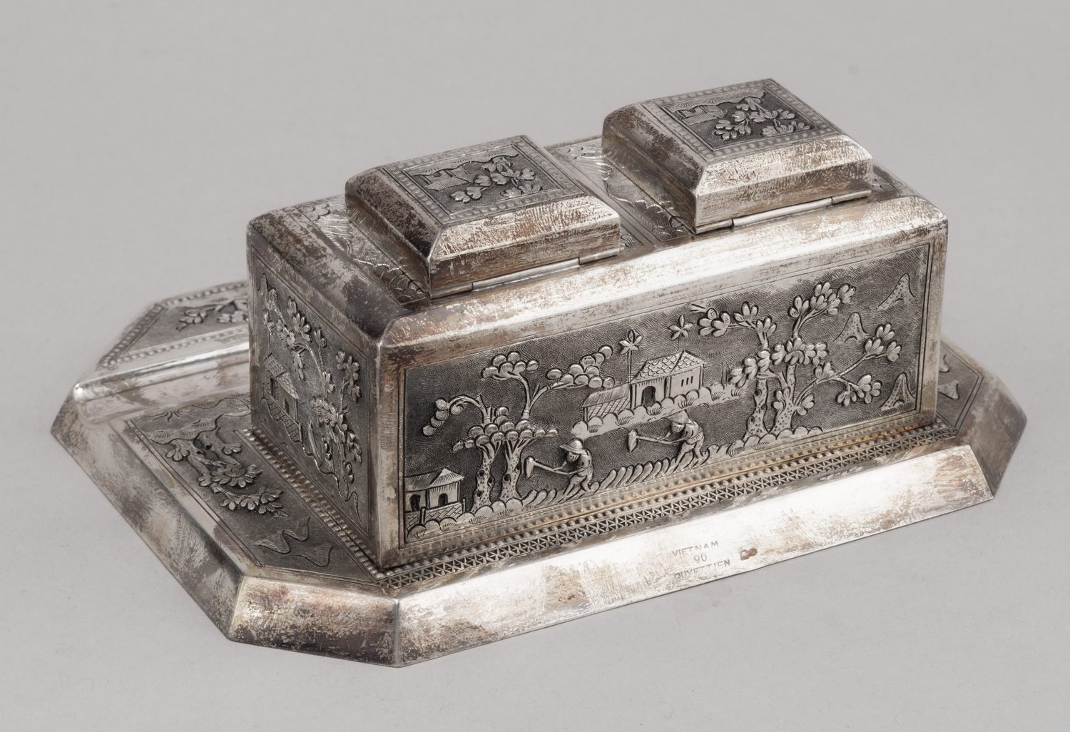 (Из собрания семьи Шверника Николая Михайловича) Письменный набор в футляре, Вьетнам. 1957 год.