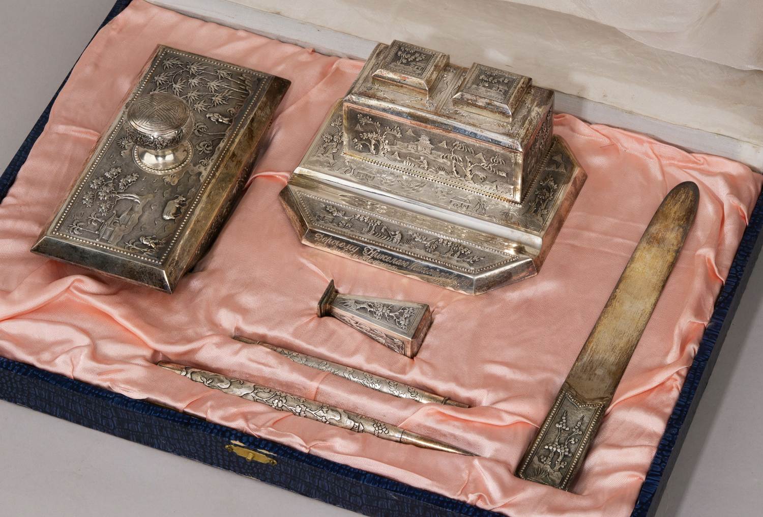 (Из собрания семьи Шверника Николая Михайловича) Письменный набор в футляре, Вьетнам. 1957 год.