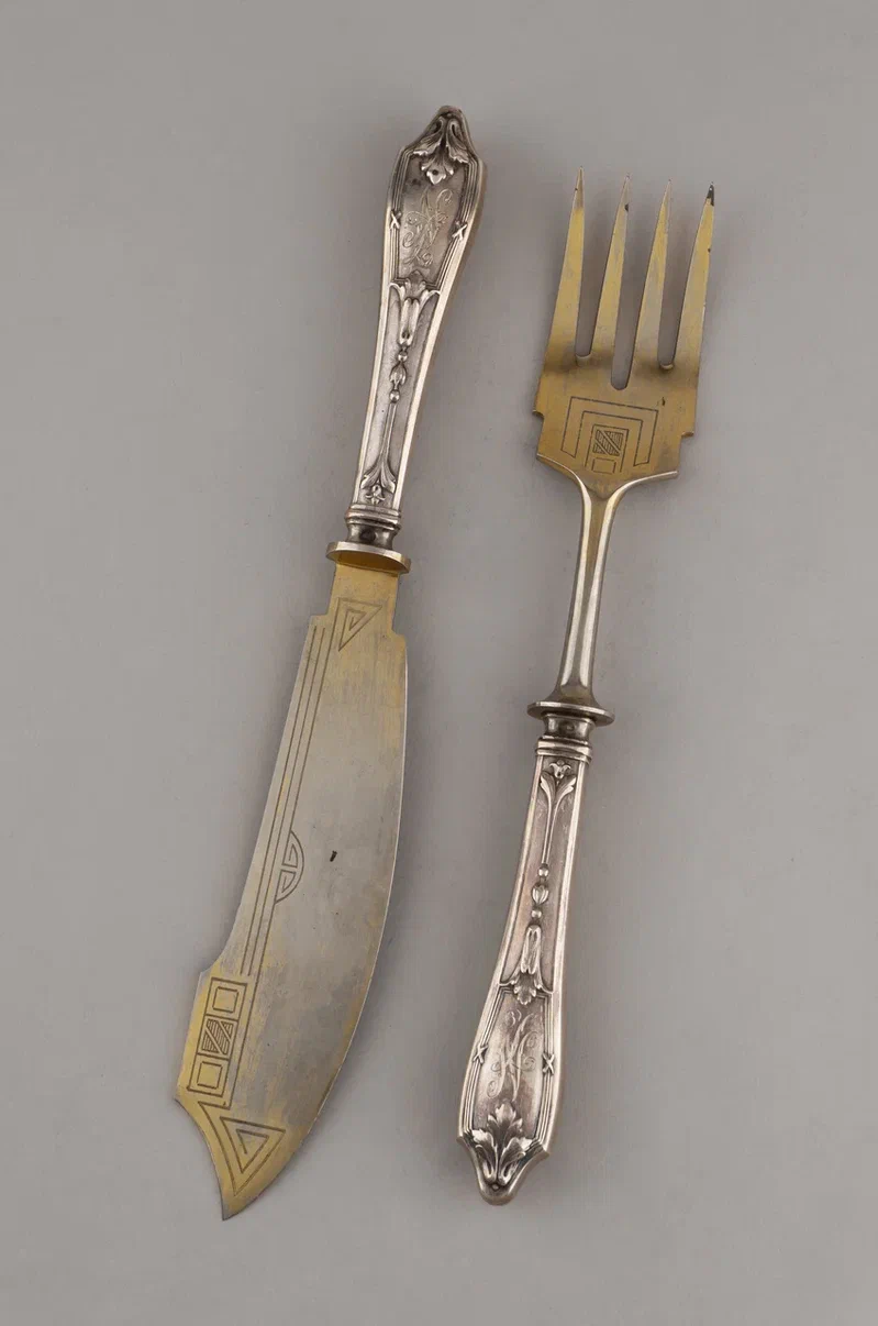 (Бр. Грачевы) Сервировочные нож и вилка в оригинальном футляре. Россия, Санкт-Петербург, фирма Поставщиков Двора братьев Грачевых. 1908-1915 гг.