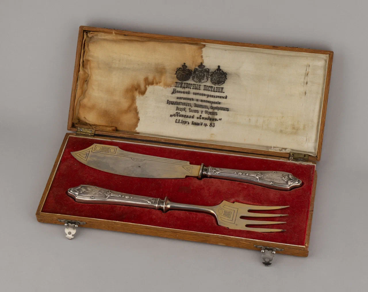 (Бр. Грачевы) Сервировочные нож и вилка в оригинальном футляре. Россия, Санкт-Петербург, фирма Поставщиков Двора братьев Грачевых. 1908-1915 гг.