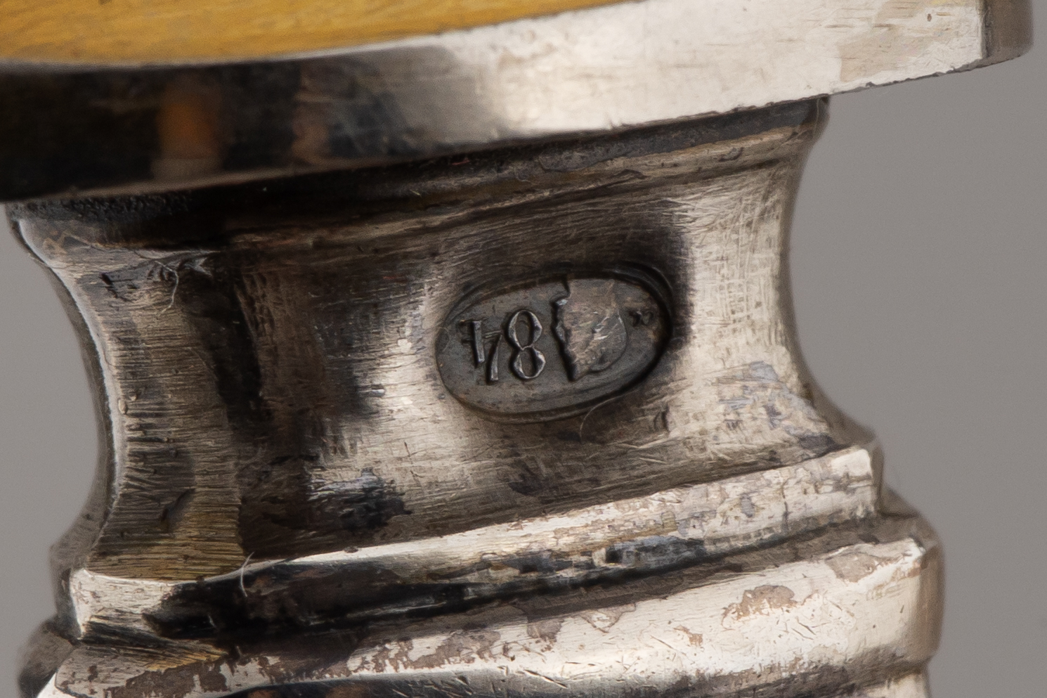 (Бр. Грачевы) Сервировочные нож и вилка в оригинальном футляре. Россия, Санкт-Петербург, фирма Поставщиков Двора братьев Грачевых. 1908-1915 гг.