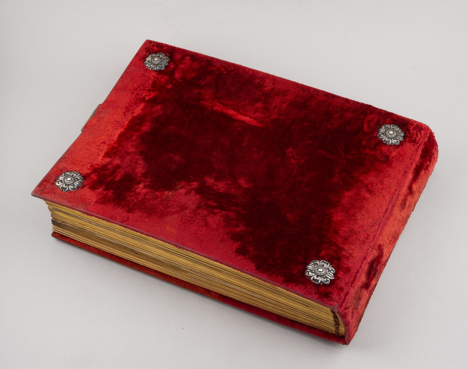 (Сазиков) Альбом для фото «В память 50 летнего юбилея второго российского Страхового от огня общества» с изображением птицы Феникс и девиза «От огня возрождаюсь».
Россия, Санкт-Петербург, фирма поставщика Двора П. Сазикова, 1885.