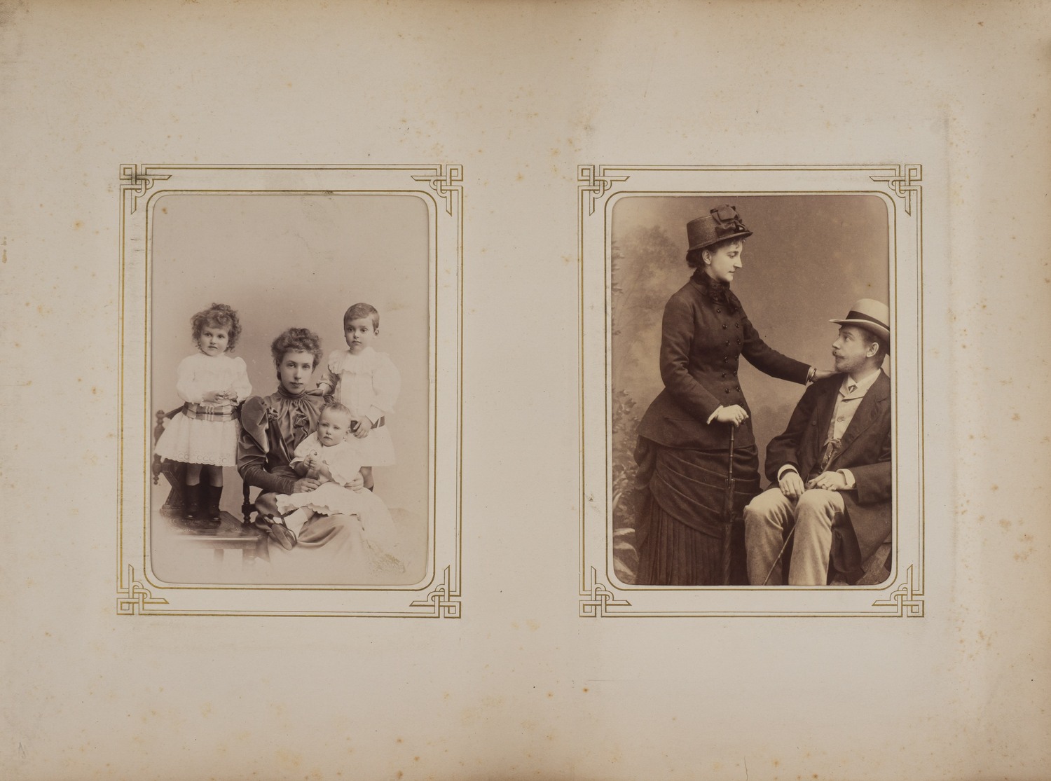 (Сазиков) Альбом для фото «В память 50 летнего юбилея второго российского Страхового от огня общества» с изображением птицы Феникс и девиза «От огня возрождаюсь».
Россия, Санкт-Петербург, фирма поставщика Двора П. Сазикова, 1885.