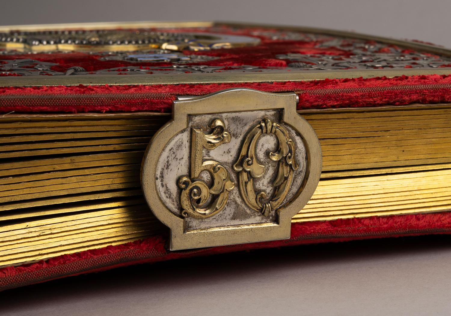 (Сазиков) Альбом для фото «В память 50 летнего юбилея второго российского Страхового от огня общества» с изображением птицы Феникс и девиза «От огня возрождаюсь».
Россия, Санкт-Петербург, фирма поставщика Двора П. Сазикова, 1885.