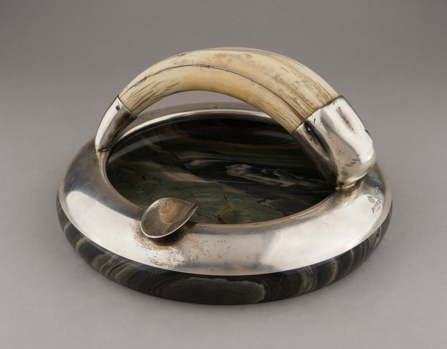 Пепельница для сигар с бивнем кабана.

Россия, Санкт-Петербург, Николай Линден, мастер – Селениус К. И., 1899–1908 годы.