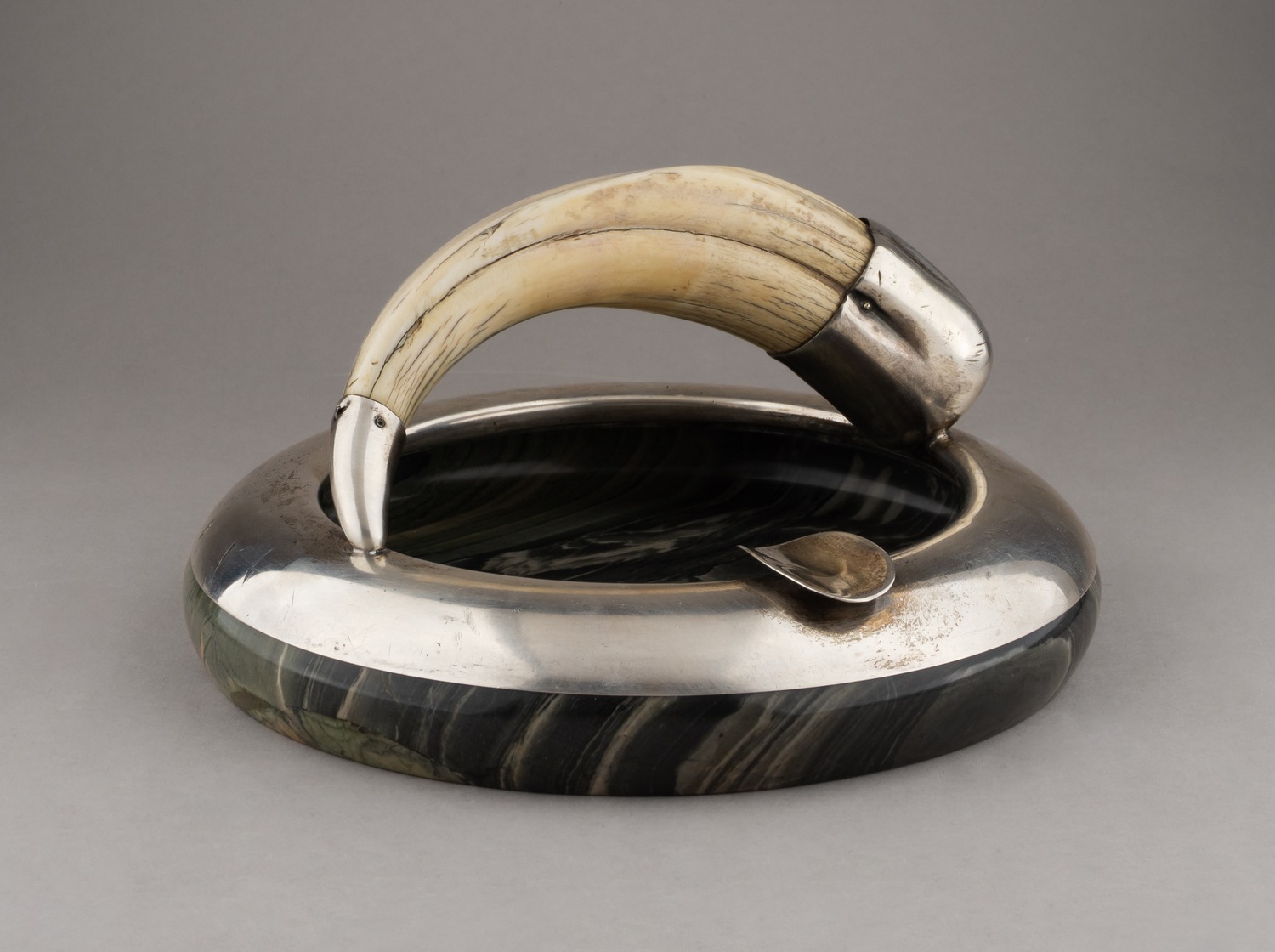 Пепельница для сигар с бивнем кабана.

Россия, Санкт-Петербург, Николай Линден, мастер – Селениус К. И., 1899–1908 годы.