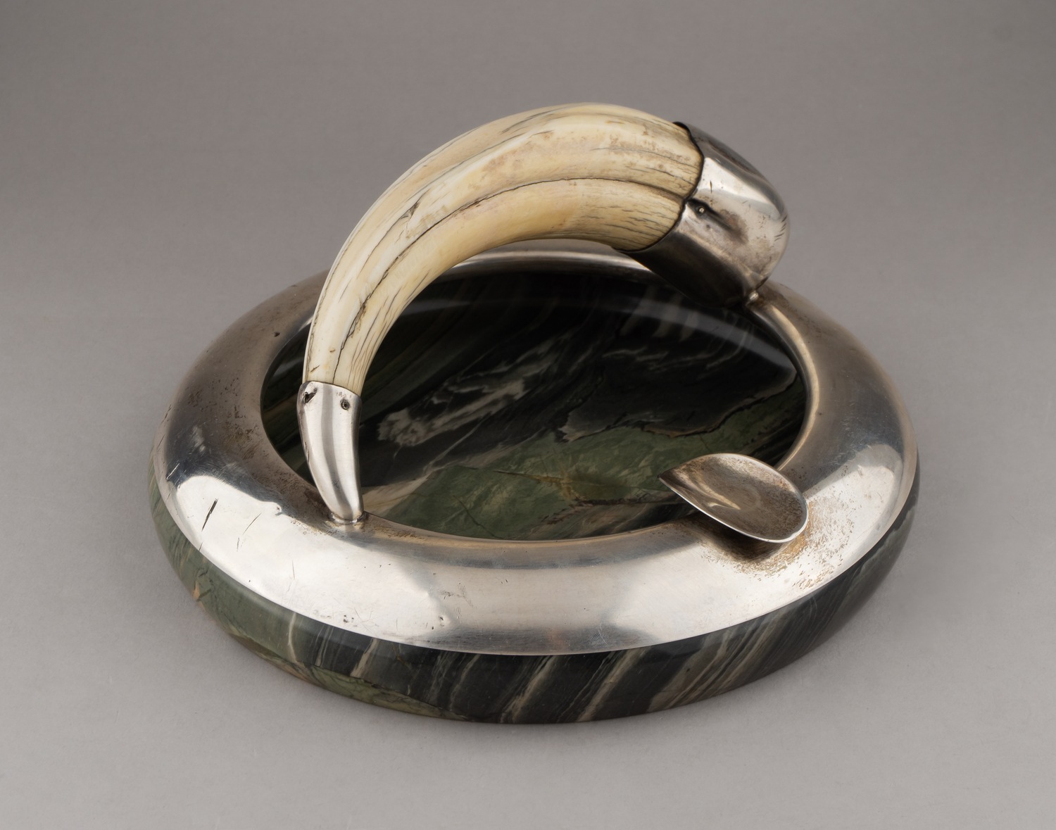 Пепельница для сигар с бивнем кабана.

Россия, Санкт-Петербург, Николай Линден, мастер – Селениус К. И., 1899–1908 годы.