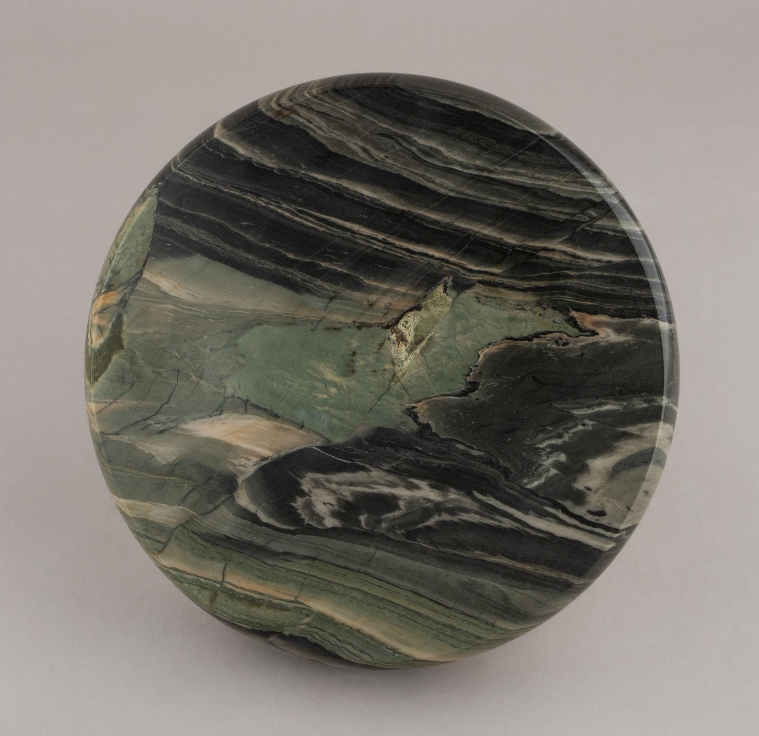 Пепельница для сигар с бивнем кабана.

Россия, Санкт-Петербург, Николай Линден, мастер – Селениус К. И., 1899–1908 годы.