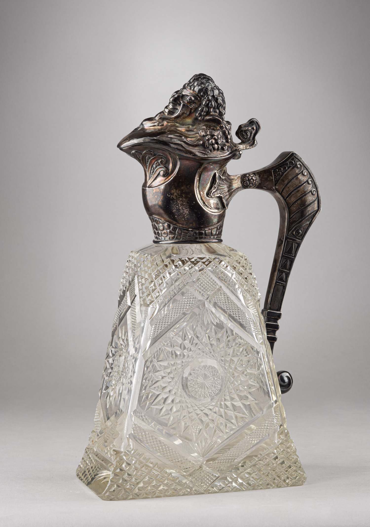 (Хлебников. Подарок городу Тверь) Кувшин в стиле модерн «Бог виноделия». 
Россия, фирма поставщика Высочайшего Двора И. Хлебникова, 1916 год. Мемориальная гравировка от города Тверь.