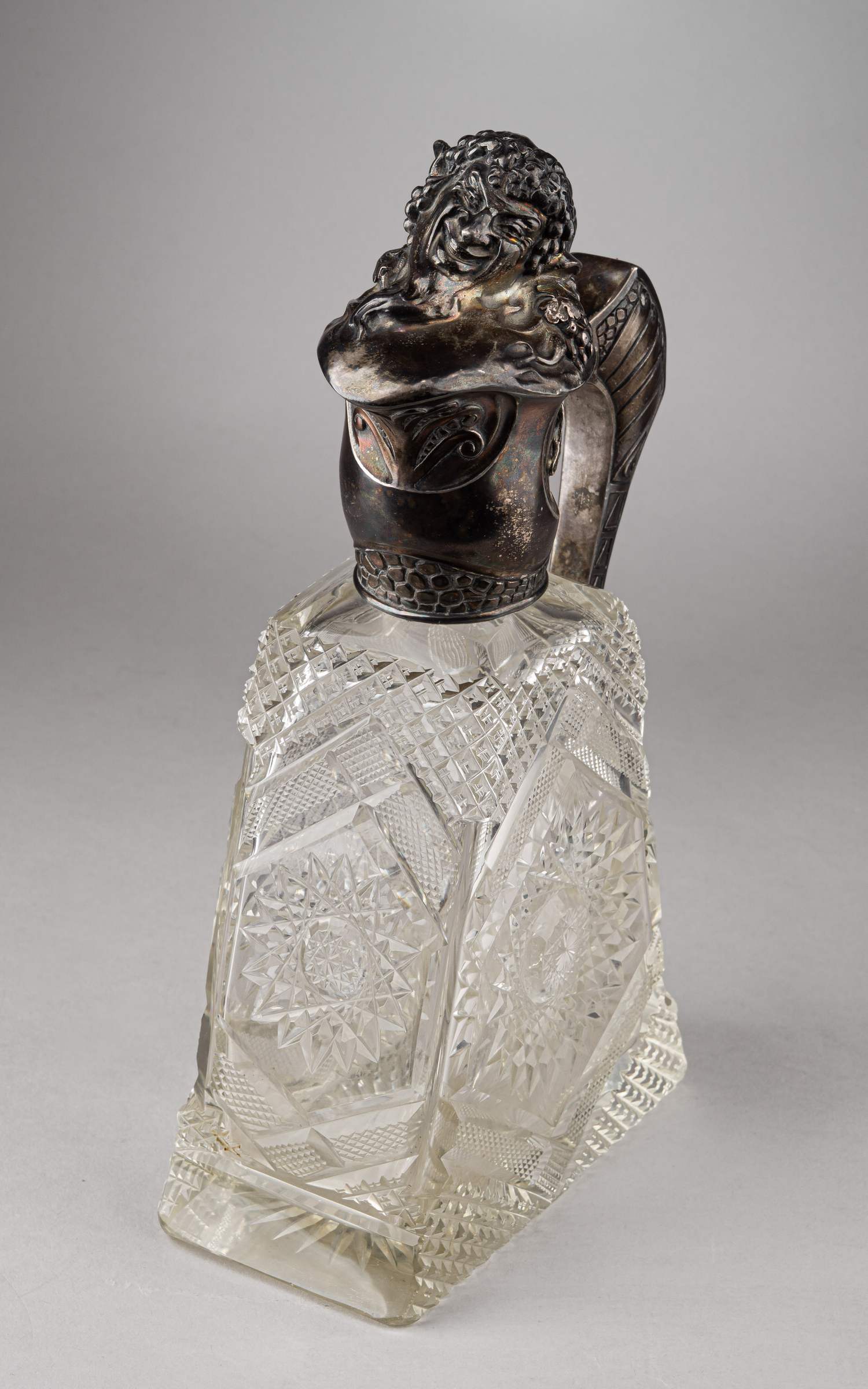 (Хлебников. Подарок городу Тверь) Кувшин в стиле модерн «Бог виноделия». 
Россия, фирма поставщика Высочайшего Двора И. Хлебникова, 1916 год. Мемориальная гравировка от города Тверь.