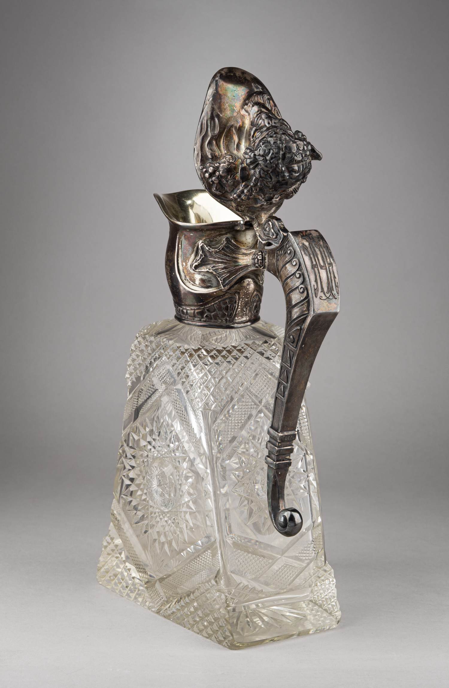 (Хлебников. Подарок городу Тверь) Кувшин в стиле модерн «Бог виноделия». 
Россия, фирма поставщика Высочайшего Двора И. Хлебникова, 1916 год. Мемориальная гравировка от города Тверь.