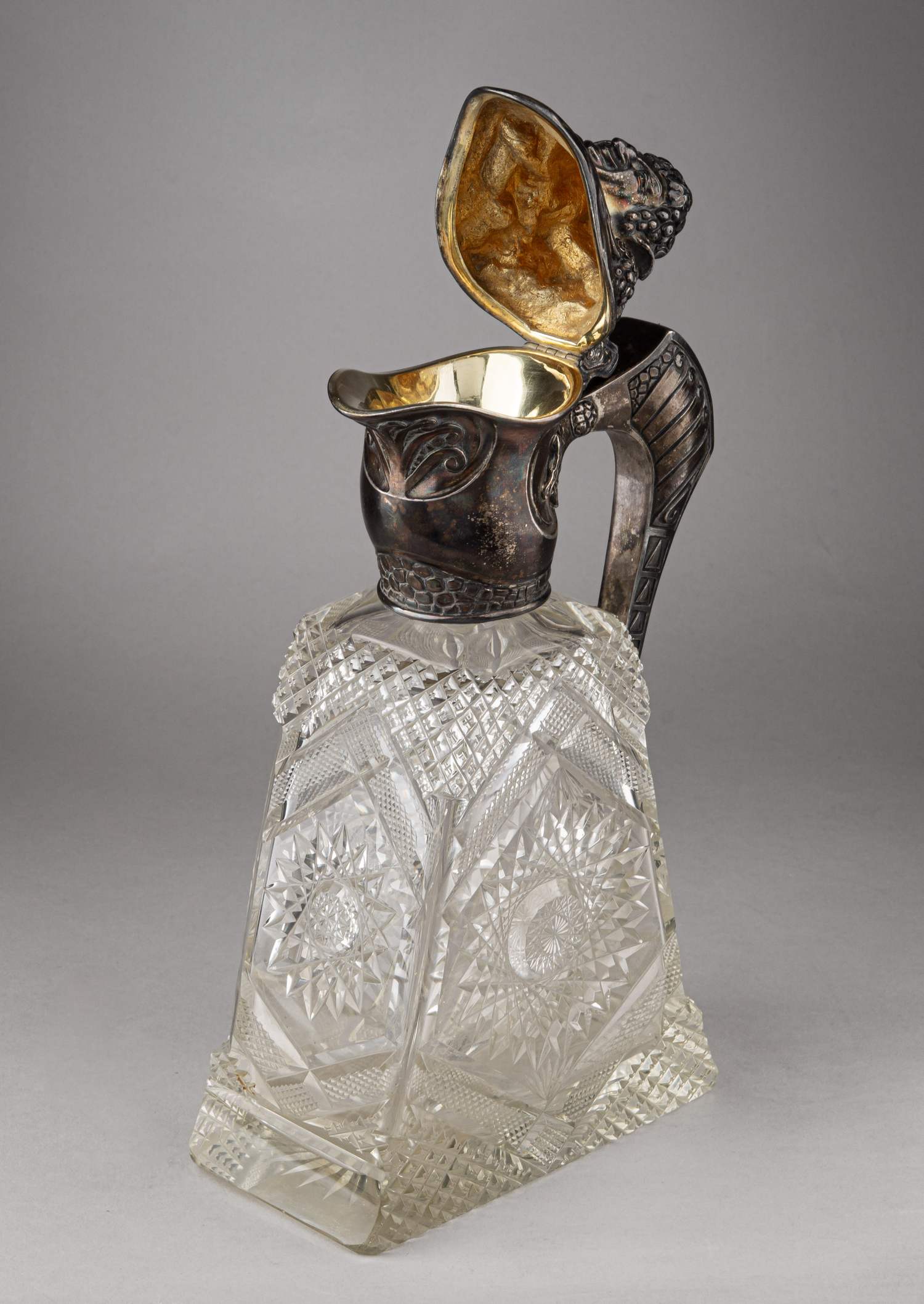 (Хлебников. Подарок городу Тверь) Кувшин в стиле модерн «Бог виноделия». 
Россия, фирма поставщика Высочайшего Двора И. Хлебникова, 1916 год. Мемориальная гравировка от города Тверь.