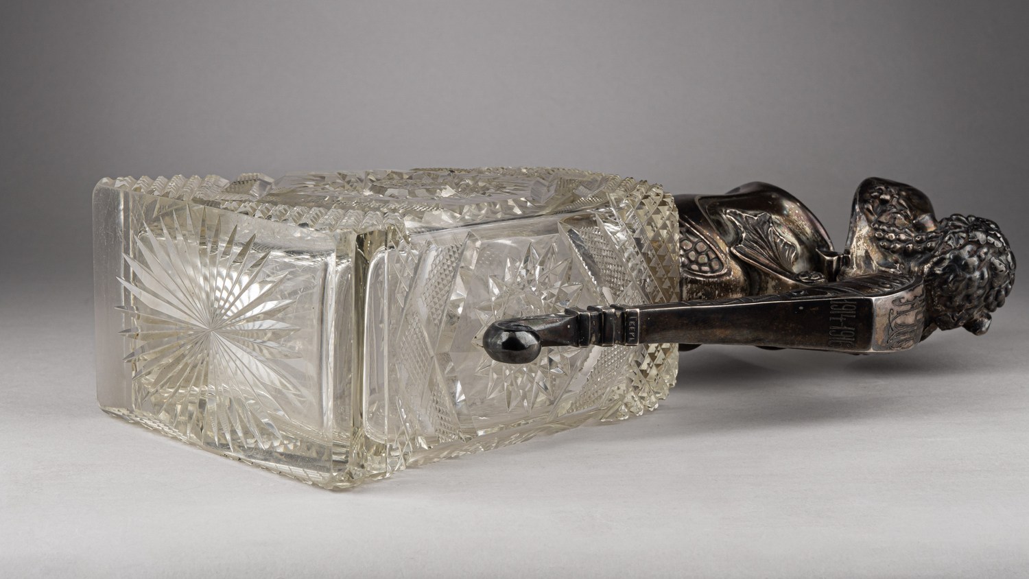 (Хлебников. Подарок городу Тверь) Кувшин в стиле модерн «Бог виноделия». 
Россия, фирма поставщика Высочайшего Двора И. Хлебникова, 1916 год. Мемориальная гравировка от города Тверь.