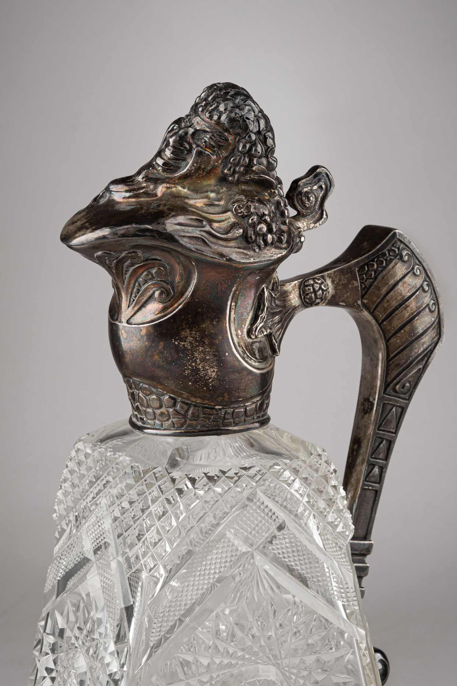 (Хлебников. Подарок городу Тверь) Кувшин в стиле модерн «Бог виноделия». 
Россия, фирма поставщика Высочайшего Двора И. Хлебникова, 1916 год. Мемориальная гравировка от города Тверь.