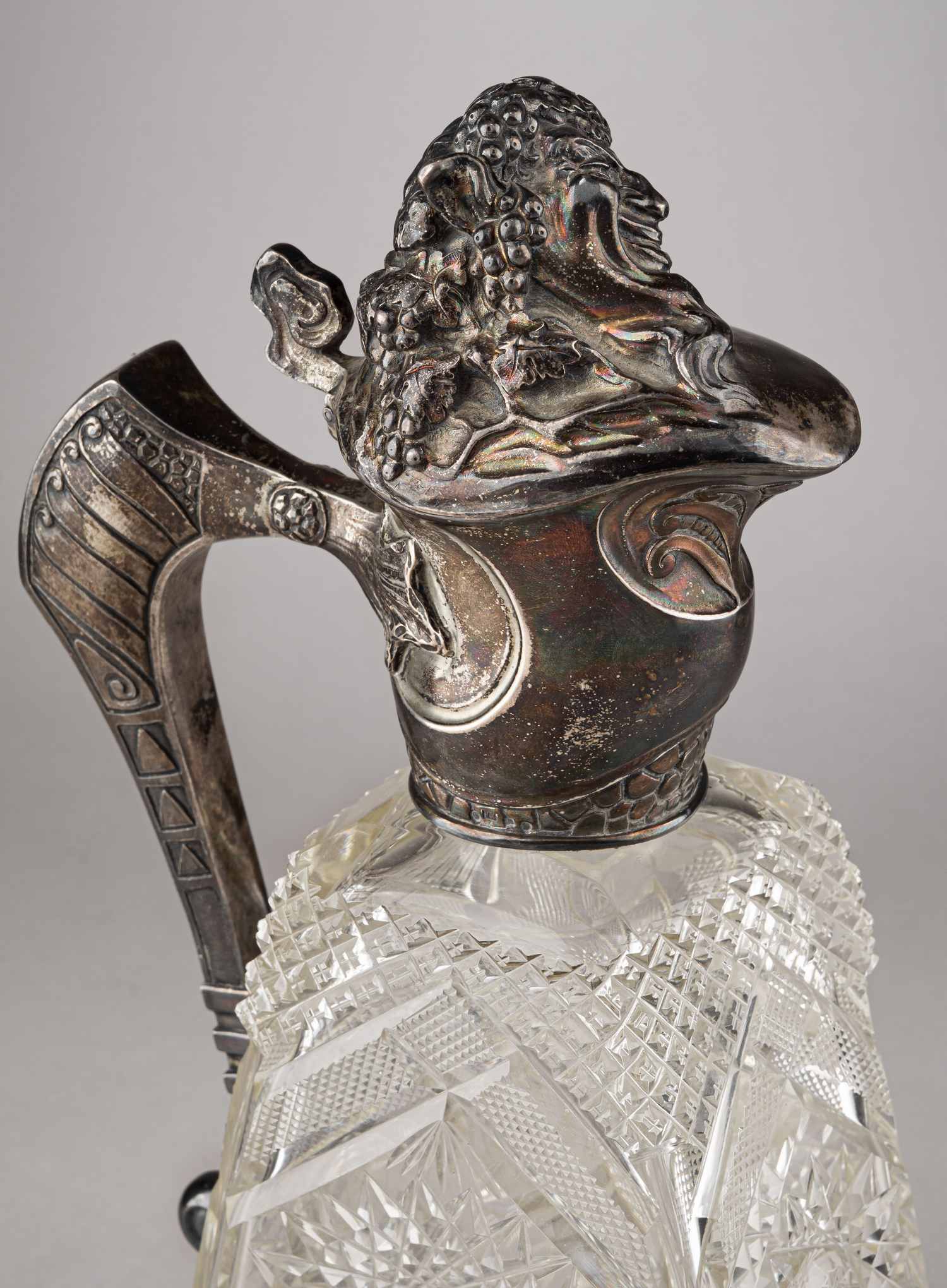 (Хлебников. Подарок городу Тверь) Кувшин в стиле модерн «Бог виноделия». 
Россия, фирма поставщика Высочайшего Двора И. Хлебникова, 1916 год. Мемориальная гравировка от города Тверь.