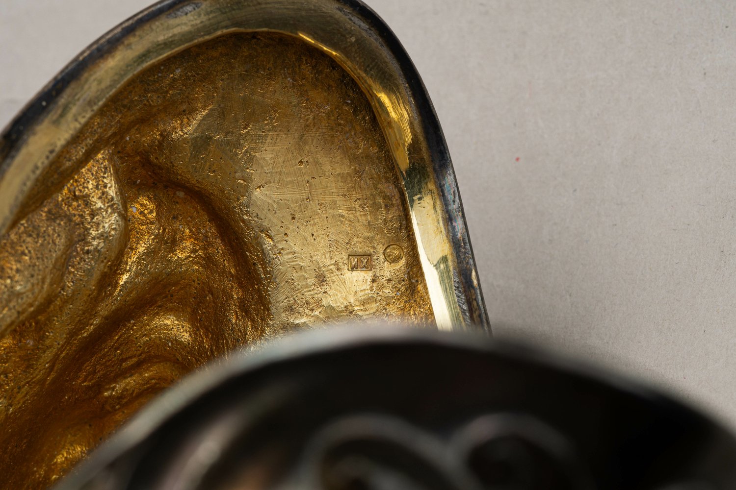 (Хлебников. Подарок городу Тверь) Кувшин в стиле модерн «Бог виноделия». 
Россия, фирма поставщика Высочайшего Двора И. Хлебникова, 1916 год. Мемориальная гравировка от города Тверь.