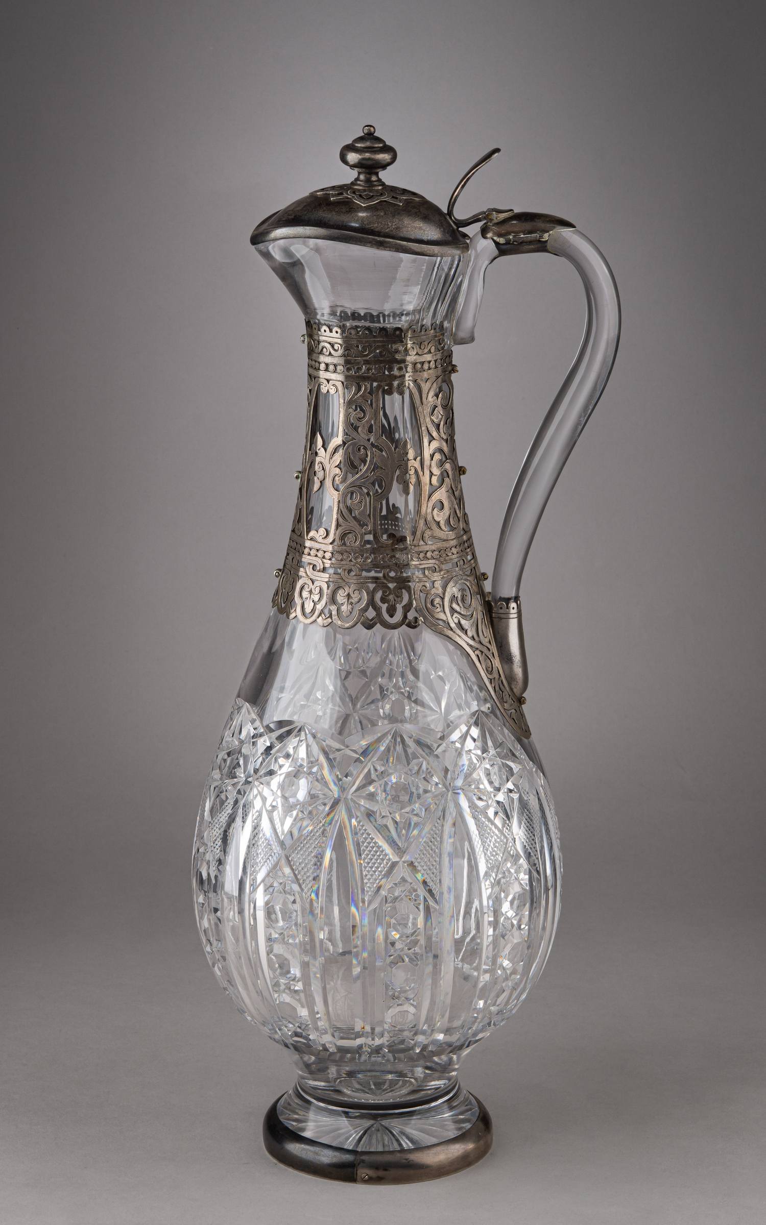 (Хлебников. 43 см.) Кувшин в русском стиле «в  роскошной» серебряной оправе.<br>Россия, Санкт-Петербург, фирма поставщика Высочайшего Двора И. Хлебникова, мастер «ИР», последняя четверть XIX века.