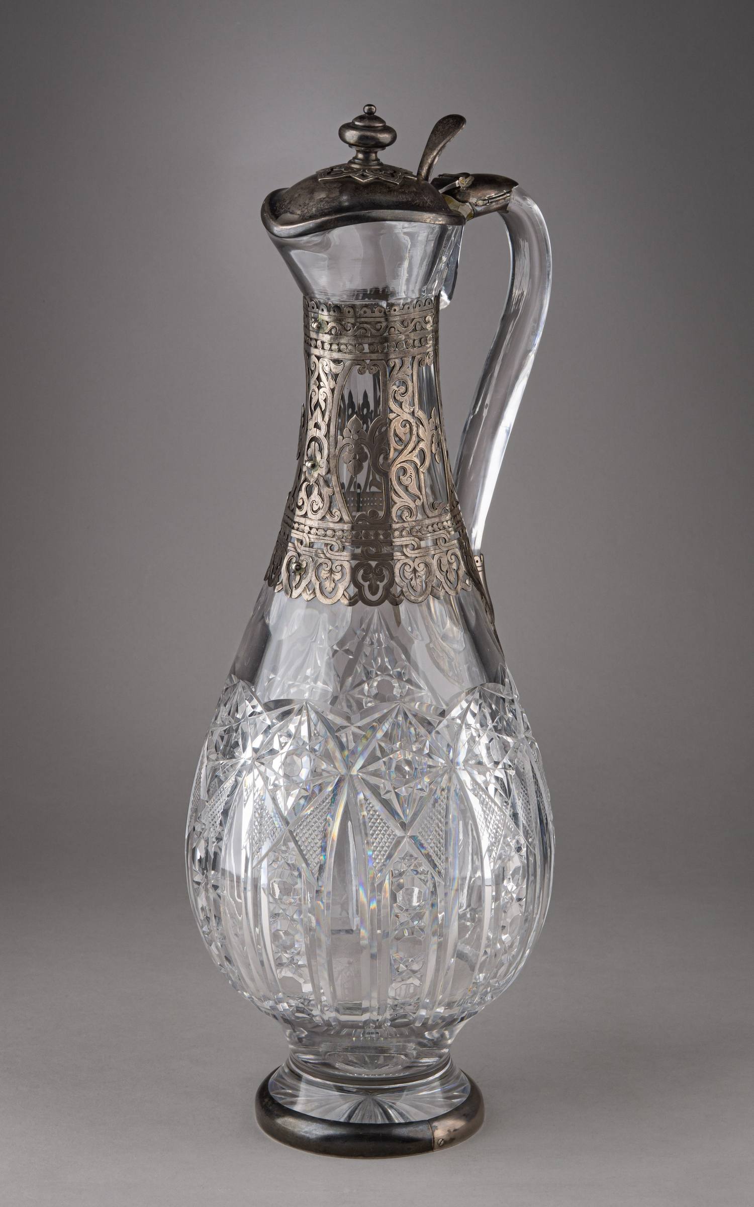 (Хлебников. 43 см.) Кувшин в русском стиле «в  роскошной» серебряной оправе.<br>Россия, Санкт-Петербург, фирма поставщика Высочайшего Двора И. Хлебникова, мастер «ИР», последняя четверть XIX века.
