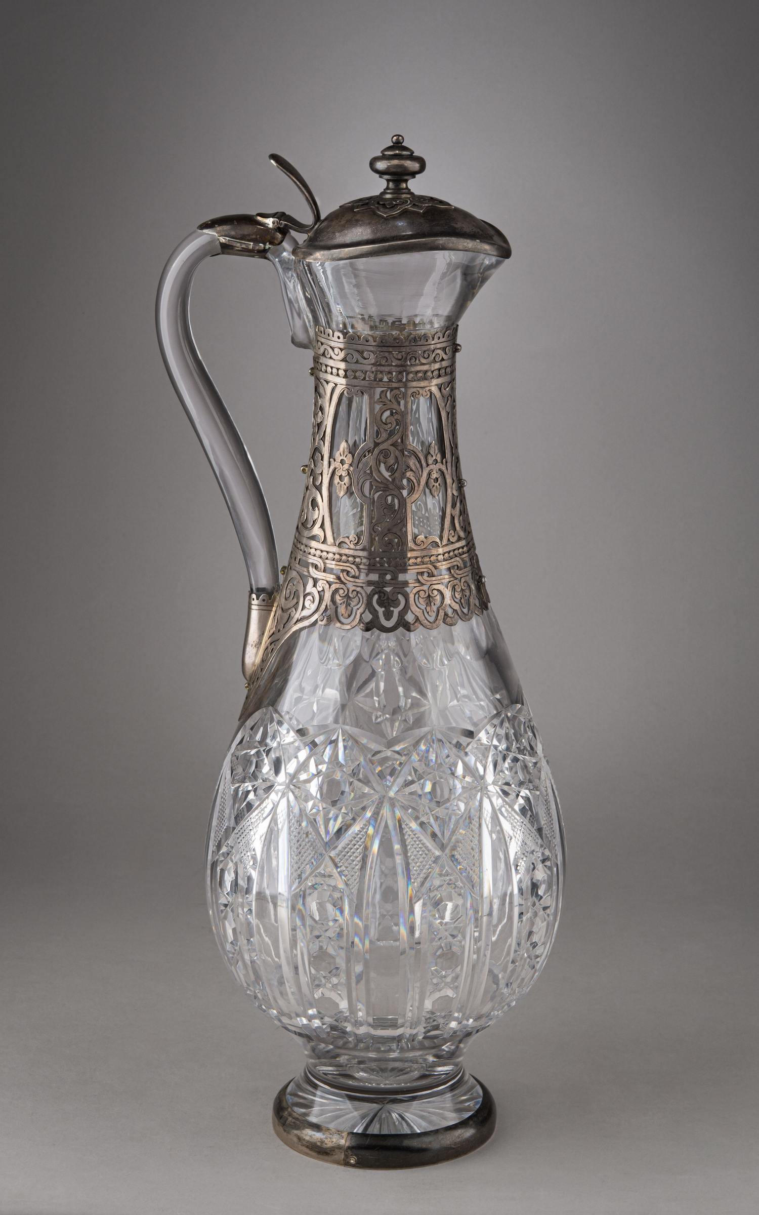 (Хлебников. 43 см.) Кувшин в русском стиле «в  роскошной» серебряной оправе.<br>Россия, Санкт-Петербург, фирма поставщика Высочайшего Двора И. Хлебникова, мастер «ИР», последняя четверть XIX века.