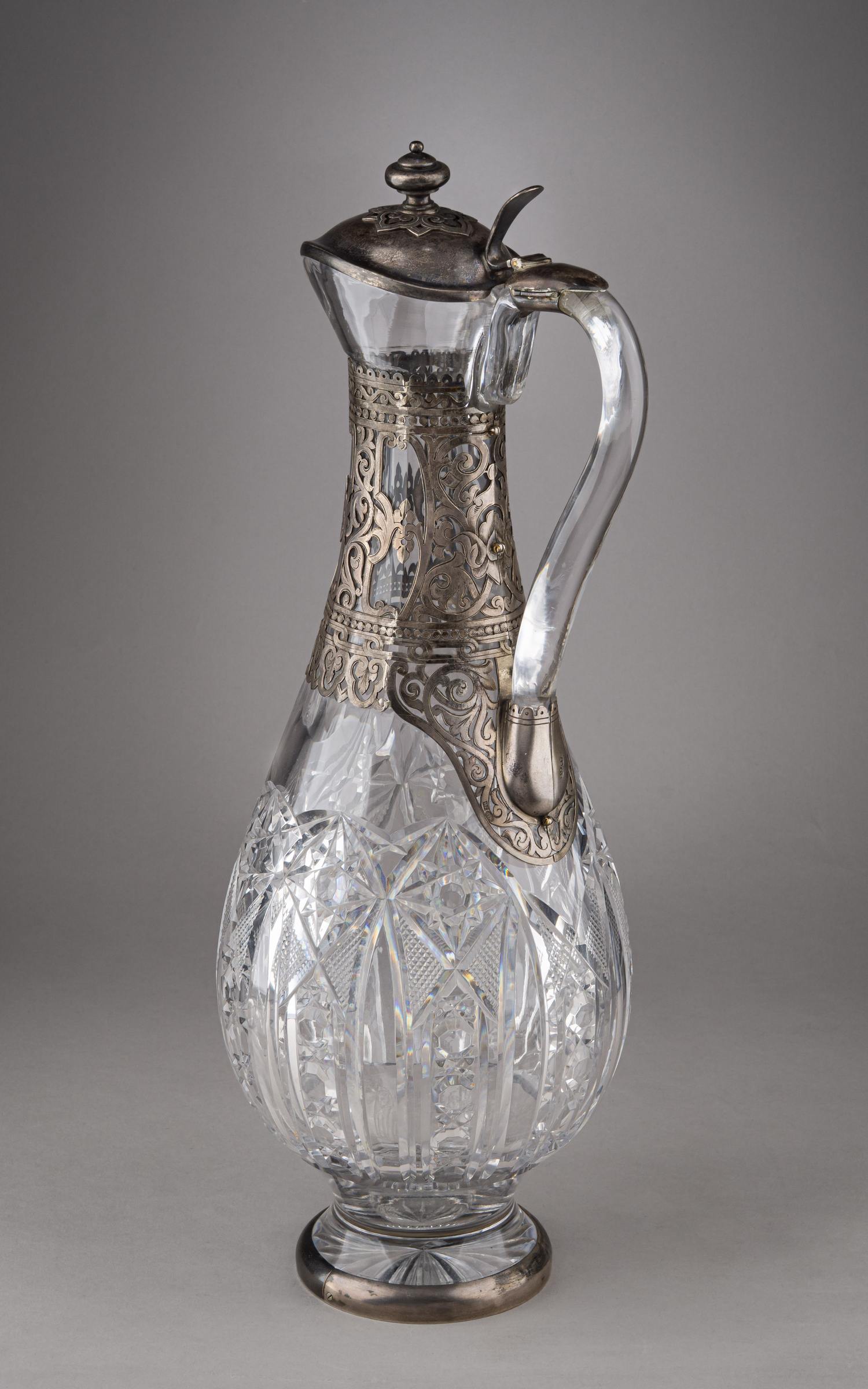 (Хлебников. 43 см.) Кувшин в русском стиле «в  роскошной» серебряной оправе.<br>Россия, Санкт-Петербург, фирма поставщика Высочайшего Двора И. Хлебникова, мастер «ИР», последняя четверть XIX века.