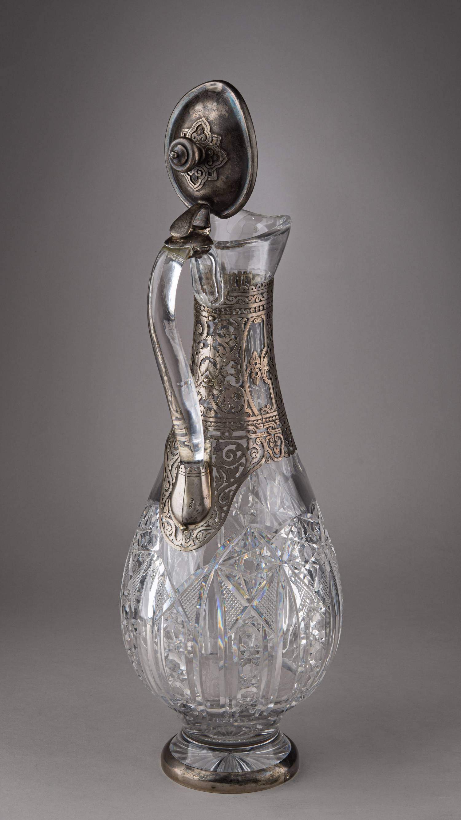 (Хлебников. 43 см.) Кувшин в русском стиле «в  роскошной» серебряной оправе.<br>Россия, Санкт-Петербург, фирма поставщика Высочайшего Двора И. Хлебникова, мастер «ИР», последняя четверть XIX века.